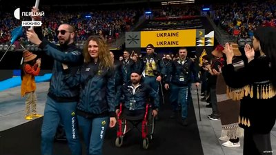 Делегація України на Іграх нескорених. З прапором - Іван Лавренюк Делегація України на Іграх нескорених. З прапором - Іван Лавренюк