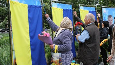 Алея Героїв на Чернігівщині: у селищі з’явилася алея із портретами загиблих військових Алея Героїв на Чернігівщині: у селищі з’явилася алея із портретами загиблих військових