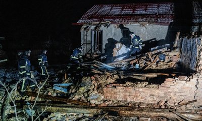 Працівники ДСНС розбирають завали Працівники ДСНС розбирають завали