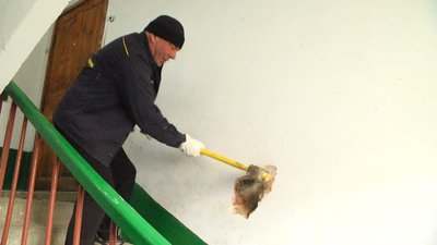 У Хмельницькому на Тернопільській відновлюють комунікації у будинку після вибуху