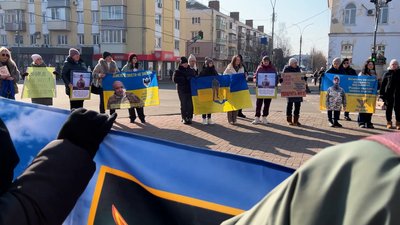 "Не мовчи! Полон вбиває": у Прилуках вперше відбулася акція на підтримку полонених та зниклих безвісти "Не мовчи! Полон вбиває": у Прилуках вперше відбулася акція на підтримку полонених та зниклих безвісти