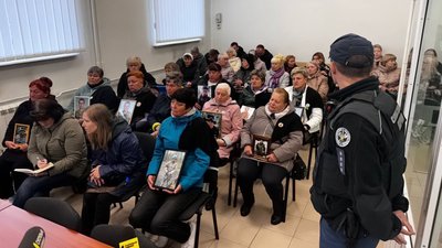 Демонструвала манікюр у кольорах РФ і мріяла про поїздку до Росії: що про працівницю чернігівського суду сказав прокурор Демонструвала манікюр у кольорах РФ і мріяла про поїздку до Росії: що про працівницю чернігівського суду сказав прокурор