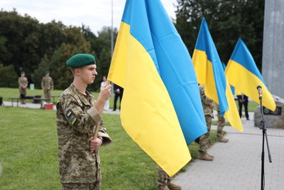 У Хмельницькому відбулась церемонія підняття найвищого прапора області У Хмельницькому відбулась церемонія підняття найвищого прапора області