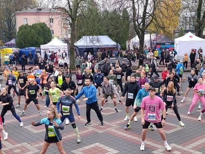 Бігуни взяли участь в розминці перед стартом марафону, 25 жовтня 2026 року, Хмельницький
