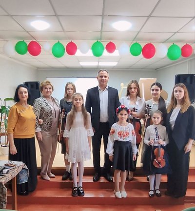Уперше побачив майбутню дружину на відео у соцмережі: історія скрипальки з Бахмута та прикордонника з Одещини Уперше побачив майбутню дружину на відео у соцмережі: історія скрипальки з Бахмута та прикордонника з Одещини