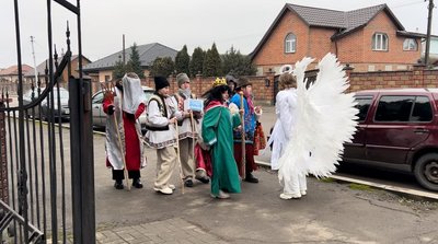 На Рівненщині збирали гроші для військових у вертепі з колядою На Рівненщині збирали гроші для військових у вертепі з колядою