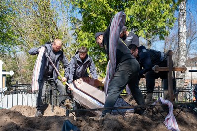 "Жили разом і загинули разо"»: у Сумах прощались з загиблим подружжям "Жили разом і загинули разо"»: у Сумах прощались з загиблим подружжям