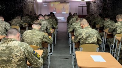 У Львові в укритті ліцею імені Героїв Крут провели радіодиктант національної єдності У Львові в укритті ліцею імені Героїв Крут провели радіодиктант національної єдності