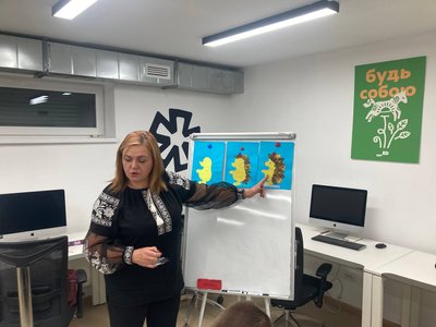 Вчителька показує, як робити їжачка з листя Вчителька показує, як робити їжачка з листя
