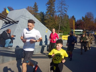 "Дика гонка": учасники забігу в Житомирі збирали кошти на авто для військових "Дика гонка": учасники забігу в Житомирі збирали кошти на авто для військових