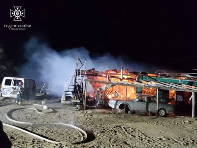 На Одещині горіли будівля та автомобіль На Одещині горіли будівля та автомобіль
