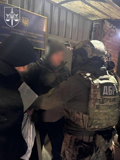 Затримання екскерівника СБУ Харківщини Романа Дудіна працівниками ДБР, 25 грудня 2025 року Затримання екскерівника СБУ Харківщини Романа Дудіна працівниками ДБР, 25 грудня 2025 року