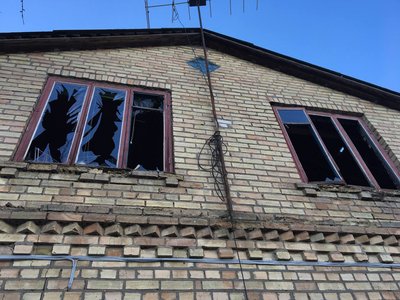 Вибиті вікна, дірки в покрівлі і стінах: уламки збитих дронів наробили лиха на Київщині Вибиті вікна, дірки в покрівлі і стінах: уламки збитих дронів наробили лиха на Київщині