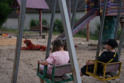 Діти катаються на гойдалці, Капитолівка, червень 2026 року Діти катаються на гойдалці, Капитолівка, червень 2026 року