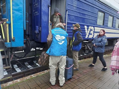 Волонтер з Америки понад пів року допомагає на Львівському залізничному вокзалі Волонтер з Америки понад пів року допомагає на Львівському залізничному вокзалі