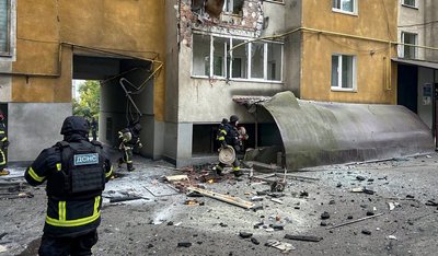 У Хмельницькому евакуювали 35 мешканців будинку через російський удар БпЛА У Хмельницькому евакуювали 35 мешканців будинку через російський удар БпЛА