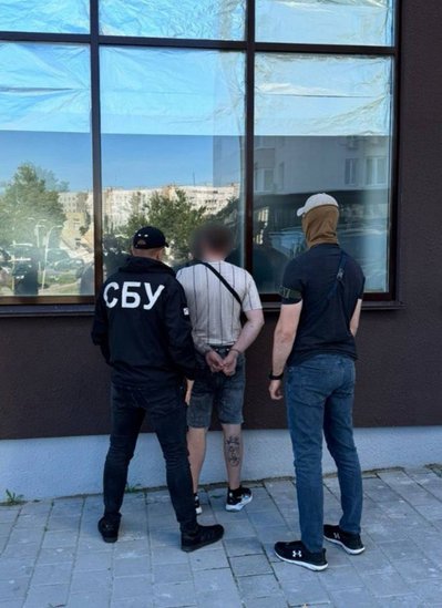 У Черкасах двох людей підозрюють у "вибиванні" коштів із родичів загиблих воїнів У Черкасах двох людей підозрюють у "вибиванні" коштів із родичів загиблих воїнів