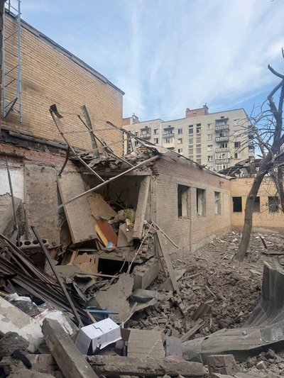 Окупанти обстріляли пункт незламності у Словʼянську: є поранені Окупанти обстріляли пункт незламності у Словʼянську: є поранені
