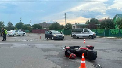 У Старокостянтинові поліцейські встановлюють обставини ДТП, у якій травмувався 41-річний мотоцикліст, 14 липня 2026 року, Хмельниччина У Старокостянтинові поліцейські встановлюють обставини ДТП, у якій травмувався 41-річний мотоцикліст, 14 липня 2026 року, Хмельниччина