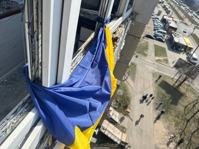 Синьо-жовтий прапор, який львів'янин вивісив на балконі пошкодженого внаслідок обстрілу будинку на Сихові Синьо-жовтий прапор, який львів'янин вивісив на балконі пошкодженого внаслідок обстрілу будинку на Сихові