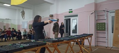 У Житомирі студентів навчали стрільбі з лазерної зброї, техніці самооборони і протимінній безпеці У Житомирі студентів навчали стрільбі з лазерної зброї, техніці самооборони і протимінній безпеці