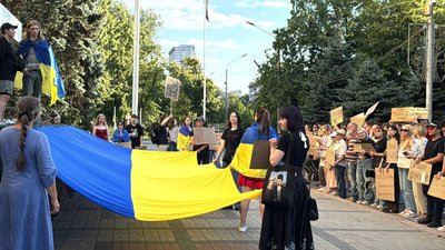 "Джерелом влади — є народ". Третій день поспіль тривають мітинги на підтримку Федорова у Дніпрі "Джерелом влади — є народ". Третій день поспіль тривають мітинги на підтримку Федорова у Дніпрі