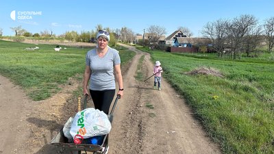 "У мене 12 могил. Привчаю онуків допомагати і не нести пластикові квіти" — як родина з Одещини готується до проводів "У мене 12 могил. Привчаю онуків допомагати і не нести пластикові квіти" — як родина з Одещини готується до проводів