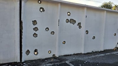 Стіна побита шрапнеллю з ракети, якою атакували Черкаси 24 липня 2025 року