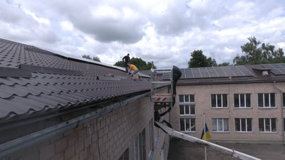 Зекономили 300 тисяч гривень завдяки сонцю: у Сосниці на Чернігівщині встановили третю сонячну станцію Зекономили 300 тисяч гривень завдяки сонцю: у Сосниці на Чернігівщині встановили третю сонячну станцію
