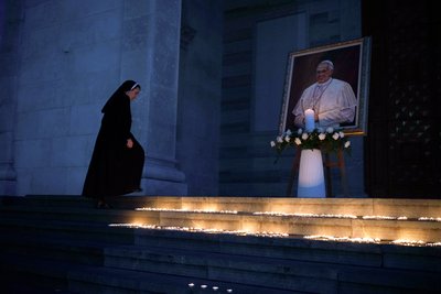 Католицька черниця проходить повз портрет покійного Папи Франциска у соборі Святої Матері Терези в Приштині Католицька черниця проходить повз портрет покійного Папи Франциска у соборі Святої Матері Терези в Приштині