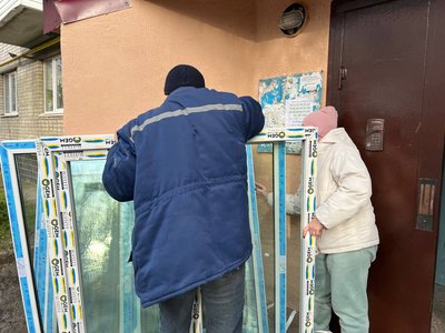 У Каневі на Черкащині замінюють вікна у будинках, що пошкодило внаслідок атаки РФ 10 жовтня У Каневі на Черкащині замінюють вікна у будинках, що пошкодило внаслідок атаки РФ 10 жовтня