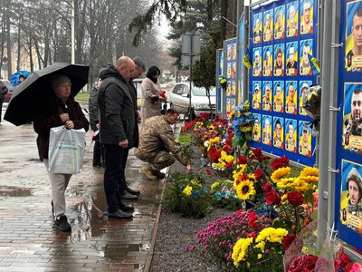 У Ямполі на Вінниччині відкрили Алею портретів загиблих героїв У Ямполі на Вінниччині відкрили Алею портретів загиблих героїв