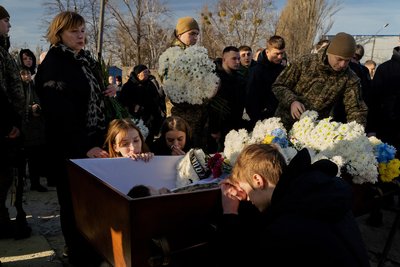 Рідні та близькі біля труни загиблого військовослужбовця Данила Бобрикова під час поховання у Києві Рідні та близькі біля труни загиблого військовослужбовця Данила Бобрикова під час поховання у Києві