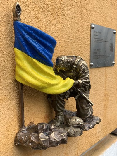 Щоб розгледіти, необхідно прихилити коліно: у Києві відкрили мініскульптуру "Герої" Щоб розгледіти, необхідно прихилити коліно: у Києві відкрили мініскульптуру "Герої"