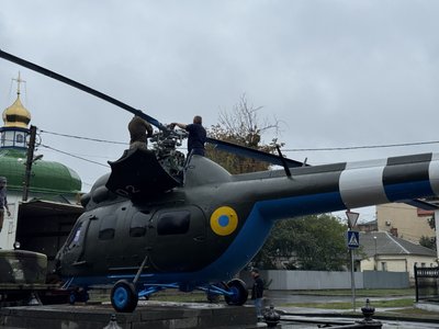 У центрі Полтави завершили монтаж вертольота замість пам’ятника на місці відпочинку Петра І У центрі Полтави завершили монтаж вертольота замість пам’ятника на місці відпочинку Петра І