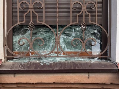 "Перший вибух — начебто глухий. Потім як дало — посипалося скло": жителька Дніпра про удар РФ по середмістю "Перший вибух — начебто глухий. Потім як дало — посипалося скло": жителька Дніпра про удар РФ по середмістю