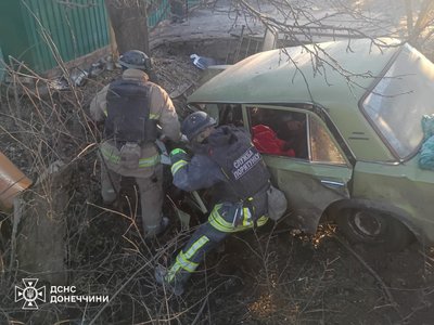 Біля Словʼянська зіткнулися легковик та бус: загинула жінка, троє людей травмовані Біля Словʼянська зіткнулися легковик та бус: загинула жінка, троє людей травмовані