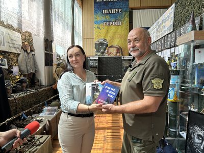 Художниця з Кременчука розписала російські трофеї з фронту та подарувала музею Художниця з Кременчука розписала російські трофеї з фронту та подарувала музею
