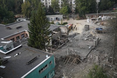 "Тисяча пошкоджених вікон": Як оговтуються мешканці пошкоджених багатоповерхівок у Сумах "Тисяча пошкоджених вікон": Як оговтуються мешканці пошкоджених багатоповерхівок у Сумах