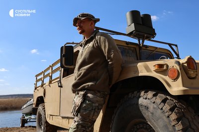 Військовослужбовець першого батальйону 40 ОбрБО з позивним "Суба" під час навчань на човнах на півдні Військовослужбовець першого батальйону 40 ОбрБО з позивним "Суба" під час навчань на човнах на півдні