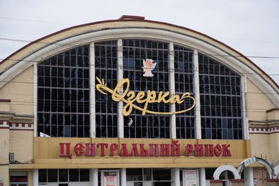 Понівечені будинки, центральний ринок та музей. Фоторепортаж з місць ударів РФ по Дніпру