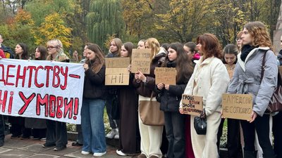 У Львові студенти факультету іноземних мов ЛНУ протестують проти перенесення навчання у інший корпус У Львові студенти факультету іноземних мов ЛНУ протестують проти перенесення навчання у інший корпус
