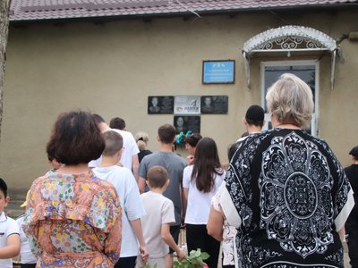 На Одещині відкрили меморіальну дошку на честь загиблого захисника Віктора Сакали На Одещині відкрили меморіальну дошку на честь загиблого захисника Віктора Сакали