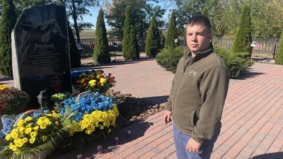 В'ячеслав Золочевський на меморіалі загиблим в авіакатастрофі Ан-26 під Чугуєвом В'ячеслав Золочевський на меморіалі загиблим в авіакатастрофі Ан-26 під Чугуєвом