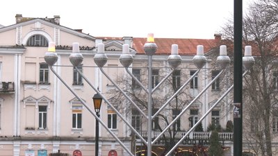 Символ перемоги світла над темрявою: у Вінниці встановили ханукію до Хануки Символ перемоги світла над темрявою: у Вінниці встановили ханукію до Хануки