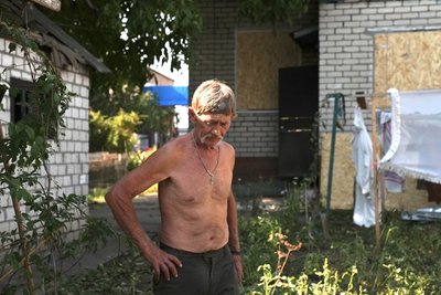 Чоловік на подвір'ї, яке було пошкоджене внаслідок обстрілу РФ Чоловік на подвір'ї, яке було пошкоджене внаслідок обстрілу РФ