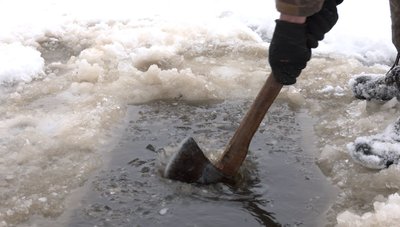 "Вікно життя" для риби: селяни на Черкащині роблять ополонки на водоймах "Вікно життя" для риби: селяни на Черкащині роблять ополонки на водоймах