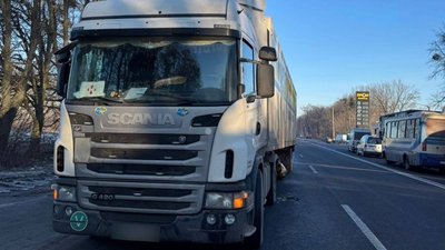 Зіткнення вантажівки та легковика: на Вінниччині у ДТП загинув чоловік Зіткнення вантажівки та легковика: на Вінниччині у ДТП загинув чоловік