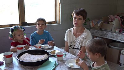 "Хочемо їсти натуральну їжу і дихати свіжим повітрям": як живуть екопоселенці на Черкащині "Хочемо їсти натуральну їжу і дихати свіжим повітрям": як живуть екопоселенці на Черкащині