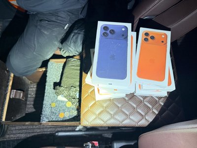 митники виявили у підлокітнику мікроавтобуса десять прихованих iPhone-17 митники виявили у підлокітнику мікроавтобуса десять прихованих iPhone-17